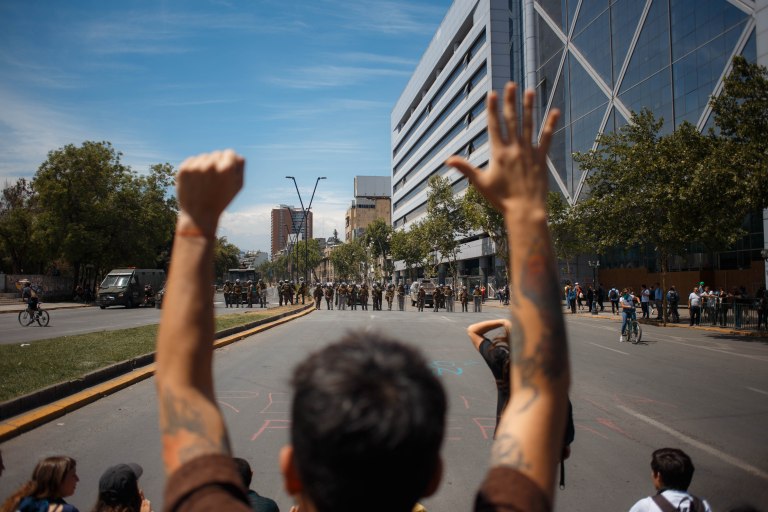 De oorlog tussen gewapende militairen en ongewapende burgers - copyright ad Matias Marin Rojas.jpg