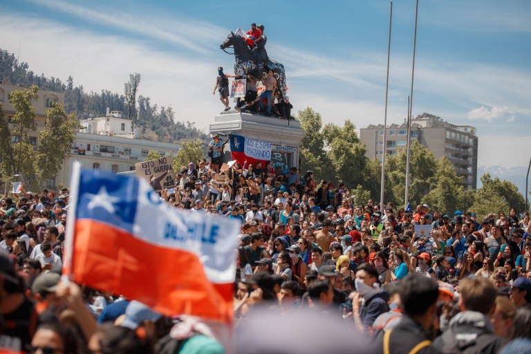 'Ze zijn ons aan het vermoorden (nos estan matando), de betogers vragen rechtvaardigheid en gelijkheid. - copyright ad Matias Marin Rojas.jpg